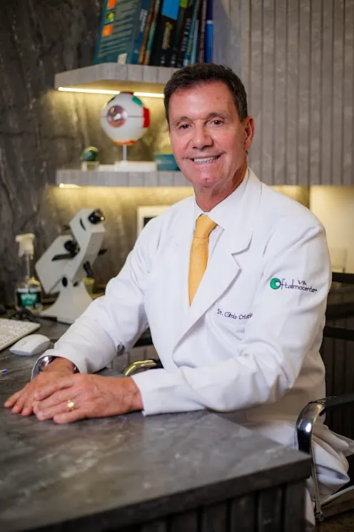 Dr. Clênio Cristiano em seu consultório