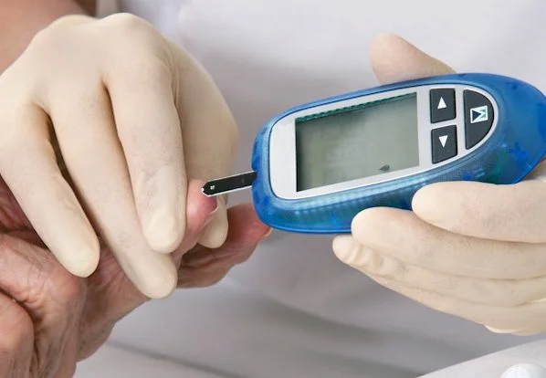 Quais preocupações o portador de diabetes deve ter com os olhos?