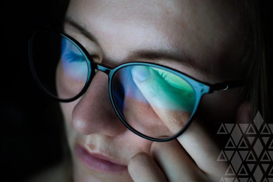 Olhar além das telas: como cuidar dos olhos em um mundo digital?